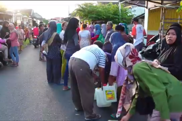 Antrean minyak goreng curah di Desa Pulo, Kecamatan Tempeh, Kabupaten Lumajang, Kamis (7/4/2022)