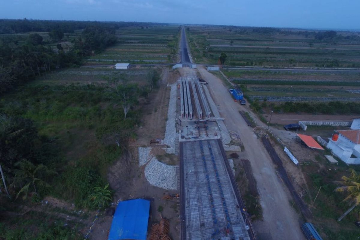 Pekerjaan konstruksi Jembatan Luk-Ulo.