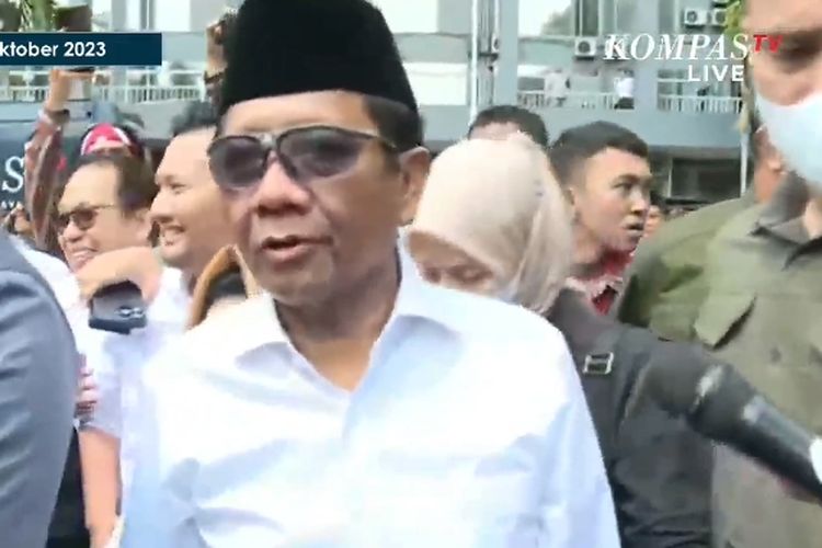 Bakal cawapres Mahfud MD tiba di Tugu Proklamasi.