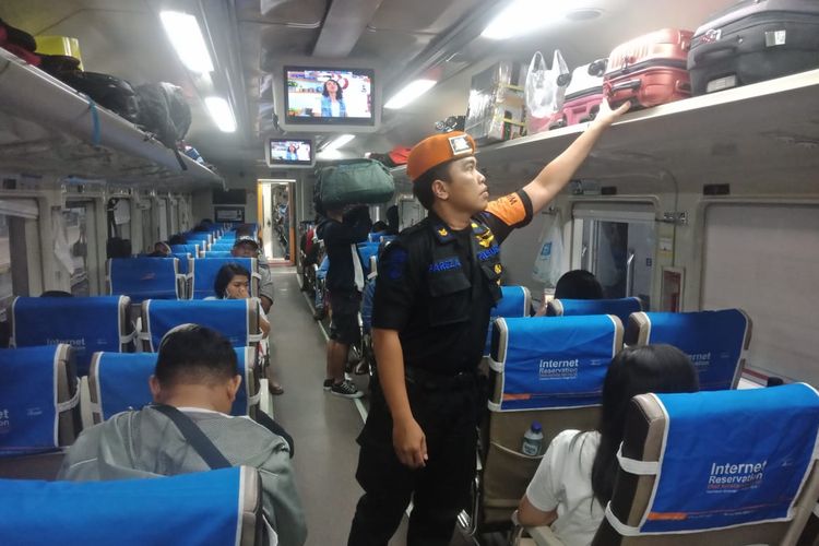 Seorang petugas memeriksa barang bawaan penumpang di dalam Kereta Api Jayakarta relasi Surabaya Gubeng-Pasarsenen (Jakarta) di Stasiun Gubeng Surabaya, Selasa (16/4/2019).