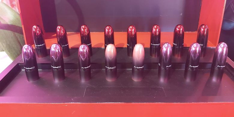 Koleksi Love Me Lipstick dari MAC yang terdiri dari 12 pilihan warna.