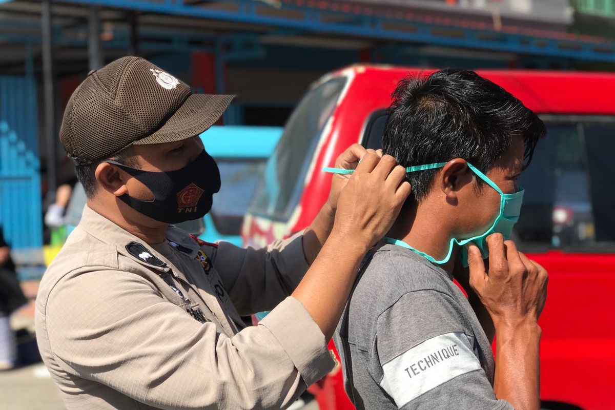 Tim gabungan memakaikan masker kepada pengendara di seputaran Pasar Sentral Bantaeng, Sulawesi Selatan. Selasa (15/9/2020).   