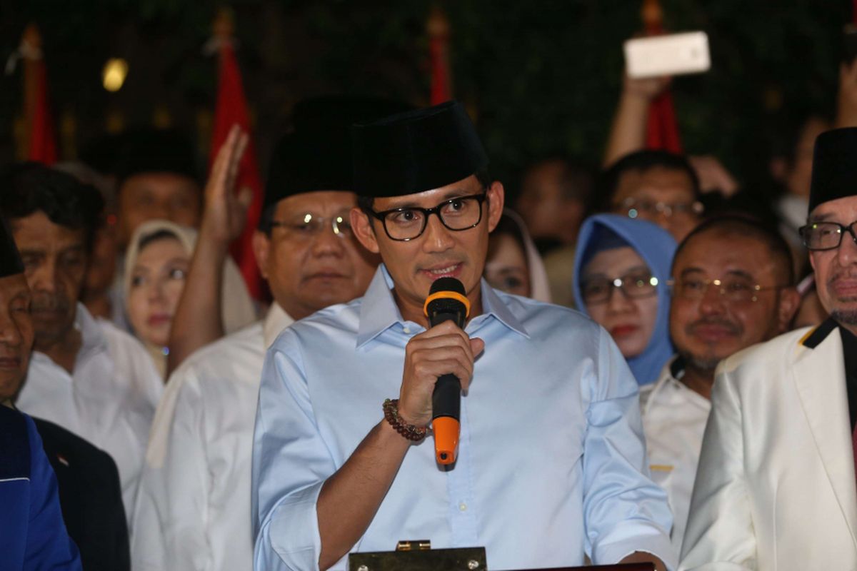 Wakil Gubernur DKI Jakarta Sandiaga Uno didampingi Ketua Umum Partai Gerindra Prabowo Subianto memberikan keterangan pers di kediaman Prabowo, Jalan Kertanegara, Jakarta, Kamis (9/8/2018). Prabowo dan Sandiaga Uno resmi maju mencalonkan diri sebagai pasangan capres dan cawapres pada Pilpres 2019