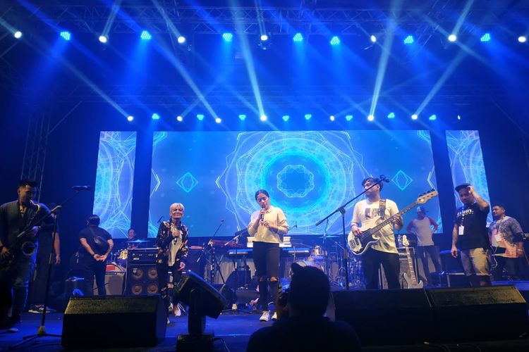 Gladiresik kickoff konser JakJazzin Aja di kawasan SCBD, Jakarta Selatan, Jumat (6/12/2019). Terlihat di dalamnya Cantika Abigail dan Barry Likumahuwa.