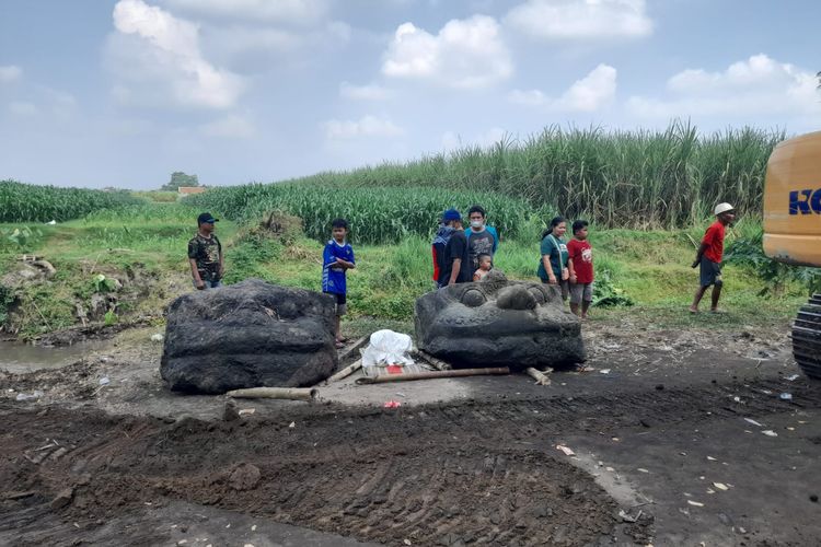 Arca pentul usai diangkat dari sungai di Desa Nambaan, Kecamatan Ngasem, Kabupaten Kediri, Jawa Timur, Minggu (12/6/2022).
