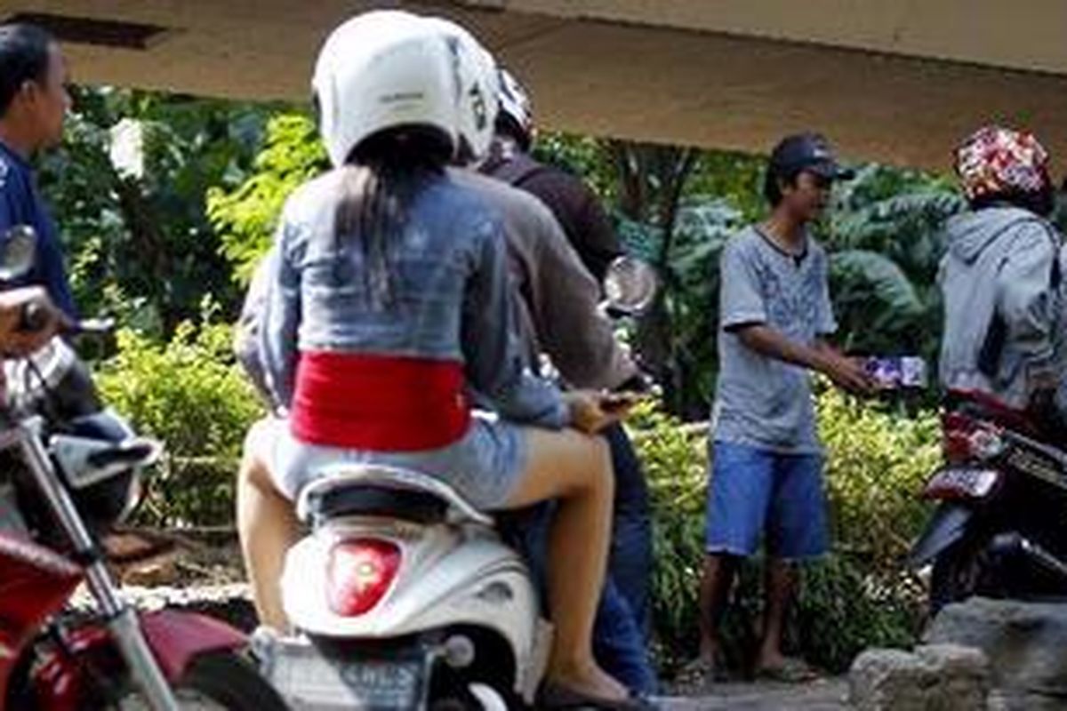 Pengendara dari arah Kemayoran memilih jalur alternatif menuju Sunter di bawah jembatan layang HBR Motik, Jakarta Pusat, Sabtu (23/10/2010). Meski telah diperbaiki, namun di sisi jembatan layang tengah dilakukan peninggian jalan beton. 