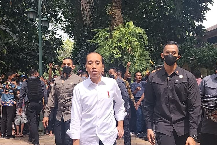 Presiden RI Joko Widodo (Jokowi) saat berkunjung ke Taman Balekambang Solo, Jawa Tengah, pada Kamis (26/5/2022).