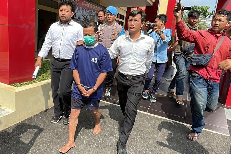 AR, oknum guru ngaji di Cilengkrang, Kabupaten Bandung, Jawa Barat yang melakukan pencabulan kepada belasan santriwati di Mapolresta Bandung, Senin (29/5/2023).