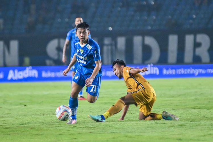 Aksi debutan Persib Bandung Adzikry Fadlillah yang tampil starter dalam pertandingan pekan ke-30 Liga 1 2023-2024 antara Persib Bandung vs Bhayangkara FC, di Stadion Si Jalak Harupat, Soreang, Kabupaten Bandung.