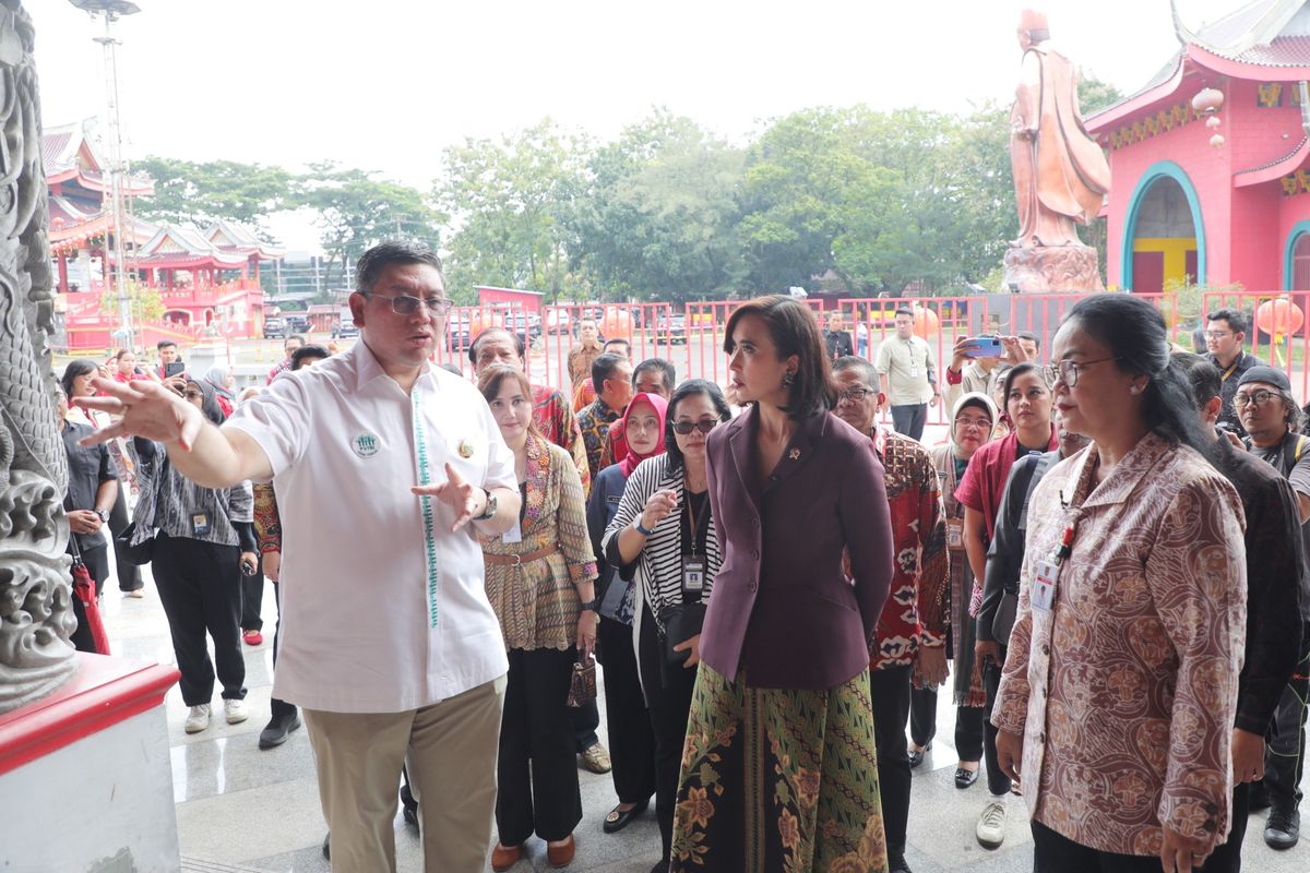 Wali Kota Semarang Agustina Wilujeng saat mendampingi Menteri Pariwisata Republik Indonesia Widiyanti Putri Wardhana dalam kunjungan ke Kawasan Wisata Sam Poo Kong, Kota Semarang, Selasa (10/2/2026).
