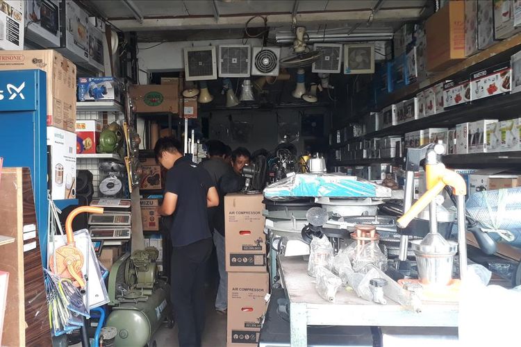 Sejumlah Toko Elektronik di Jalan KH. Agus Salim, Kota Bekasi ramai pengunjung yang hendak beli genset, Senin (5/8/2019).