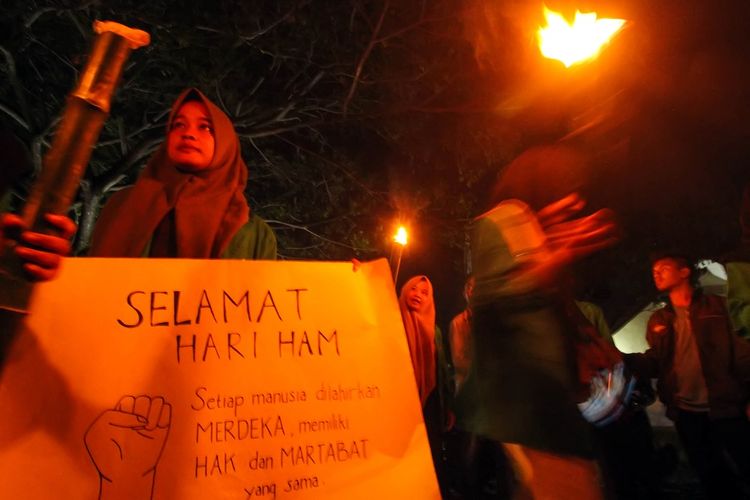 Sejumlah mahasiswa yang tergabung dalam Organisasi Mahasiswa Fakultas Hukum (Ormawa FH ) Universitas Malikussaleh menggelar aksi pawai obor memperingati Hari Hak Asasi Manusia (HAM) Sedunia 10 Desember di pusat Kota Lhokseumawe, Aceh, Senin (9/12/2019) malam. Dalam aksi unjuk rasa tersebut, mereka mendesak Presiden Joko Widodo dan Komnas HAM menuntaskan sejumlah kasus pelanggaran HAM yang terjadi di Aceh dan di sejumlah daerah lain di Indonesia. 