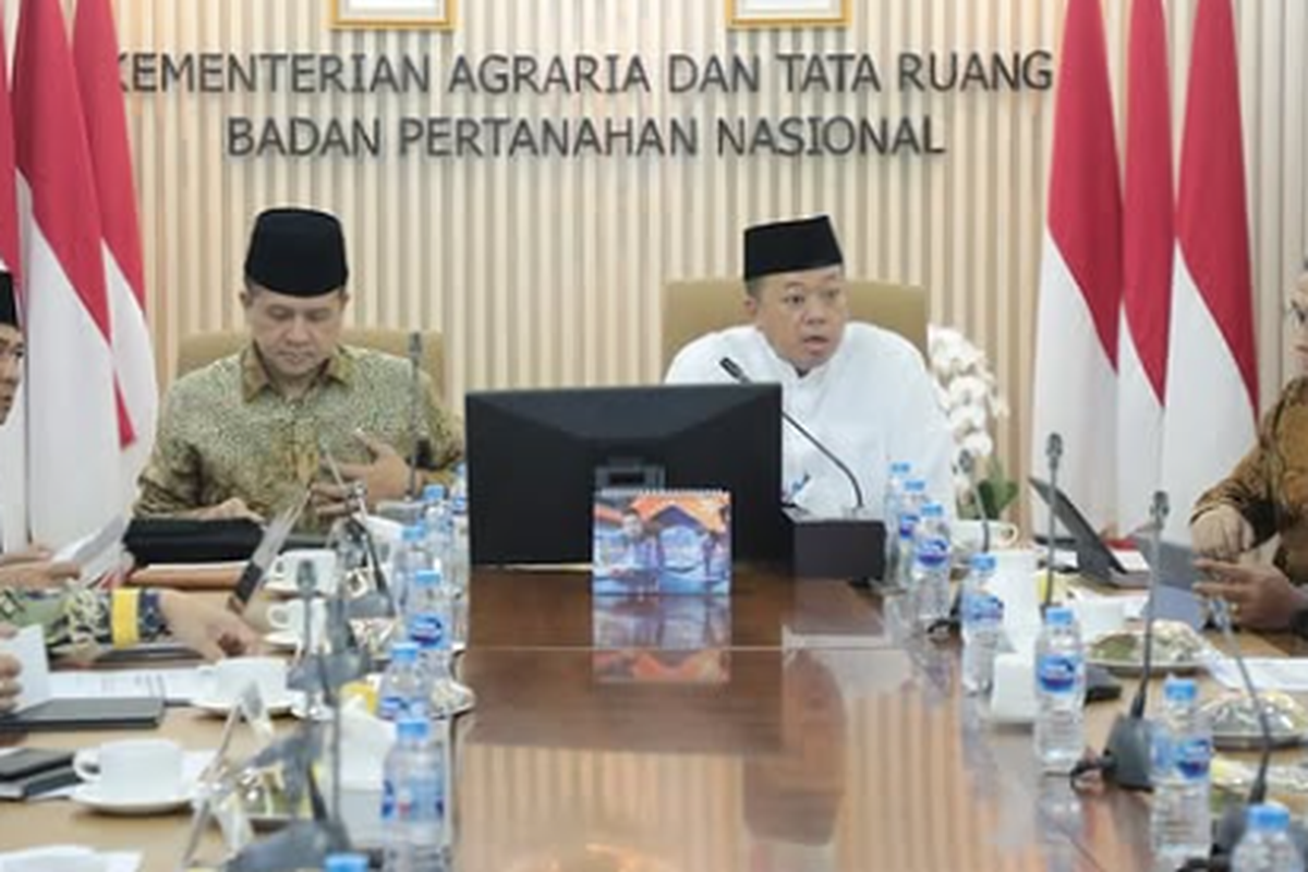 Menteri ATR/Kepala BPN Nusron Wahid dan Menteri Transmigrasi Iftitah Sulaiman melaksanakn rapat soal one map policy.