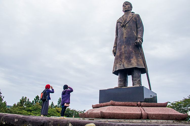 Patung Jenderal Sudirman Setinggi Sekitar 8 Meter di Monumen Jenderal Sudirman, Pacitan.