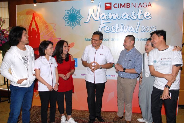 Presiden Direktur CIMB Niaga Tigor M. Siahaan (tengah) dan Direktur CIMB Niaga Vera Handajani (kedua kiri) berbincang dengan salah satu Pendiri dan Ketua CIMB Niaga Namaste Festival Anita Boentarman (ketiga kiri), artis Cut Mini (kedua kanan), penyanyi Morgan Oey (kiri), yoga influencer Sulung Landung (kanan) dan Dokter Spesialis Kecantikan Anthony Handoko (ketiga kanan) di sela media gathering CIMB Niaga Namaste Festival 2017 di Jakarta, Kamis (7/9)