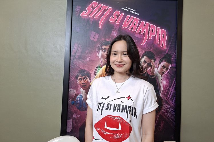 Satine Zaneta Belajar Angkat Galon demi Film Siti Si Vampir 