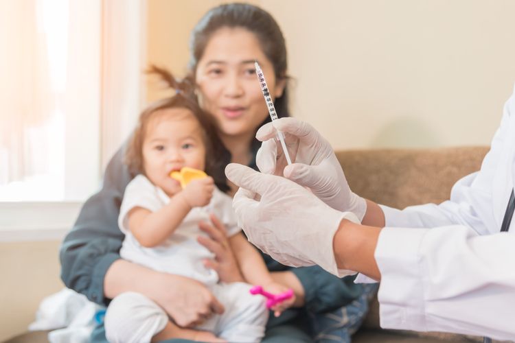 Pemberian imunisasi dasar anak sesuai jadwal tetap perlu diusahakan meski dalam kondisi pandemi.