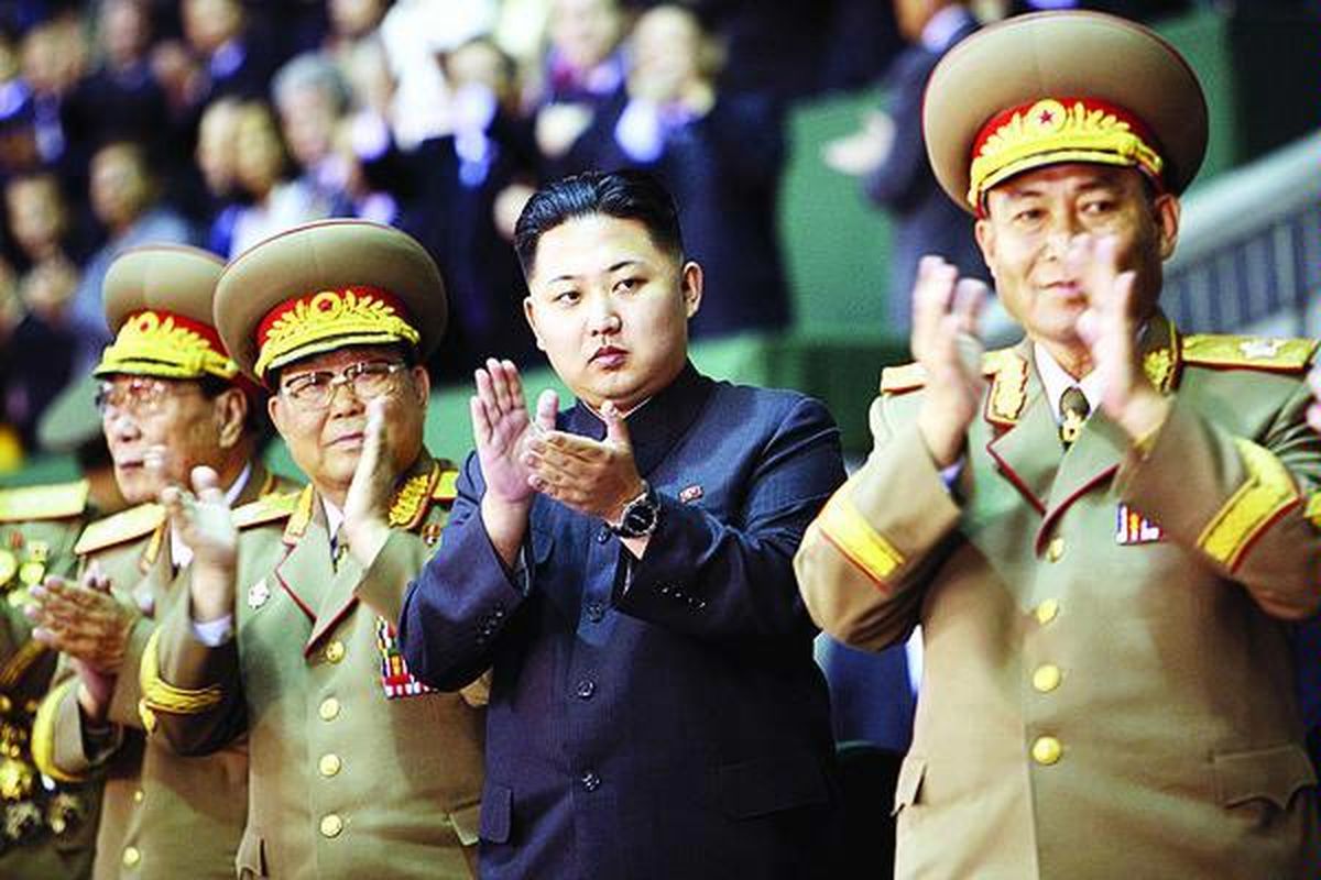 Pemimpin Korea Utara berikutnya, Kim Jong Un (kedua dari kanan), tampil dalam parade militer di Pyongyang, Korea Utara, Minggu (10/10). Parade tersebut juga merupakan perayaan atas terpilihnya Jong Un sebagai penerus kekuasaan ayahnya, Kim Jong Il
