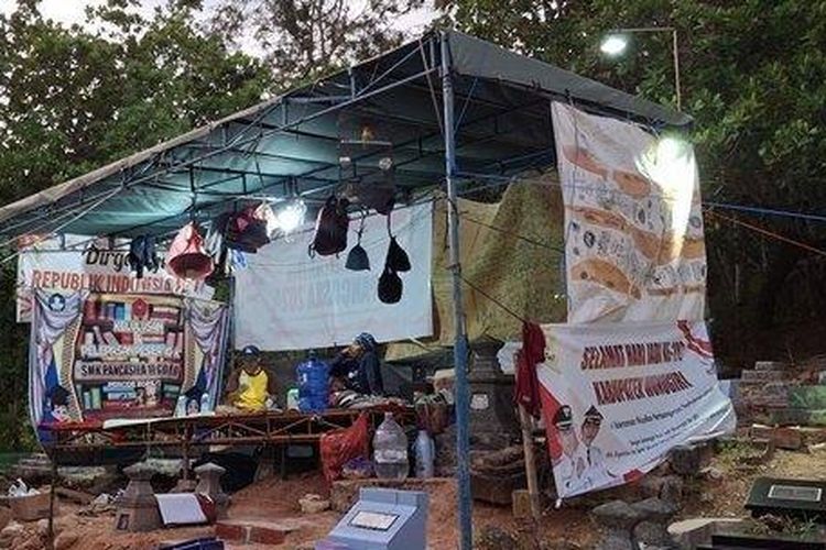Tradisi jaga makam selama 40 hari 40 malam yang masih dilakukan oleh sebagian warga di Kabupaten Wonogiri, Jawa Tengah.