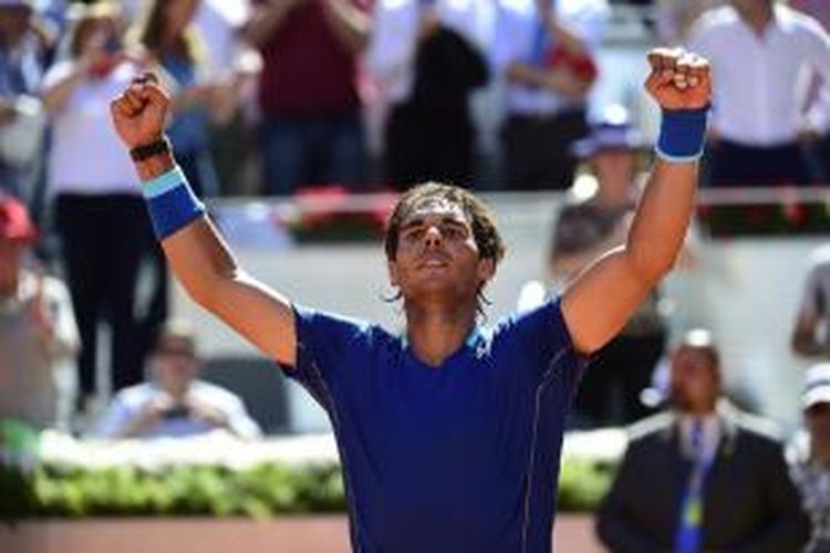 Petenis Spanyol, Rafael Nadal, merayakan kemenangannya atas petenis Ceko, Tomas Berdych, pada babak perempat final Mutua Madrid Open, Jumat (9/5/2014). Nadal menang 6-4, 6-2.