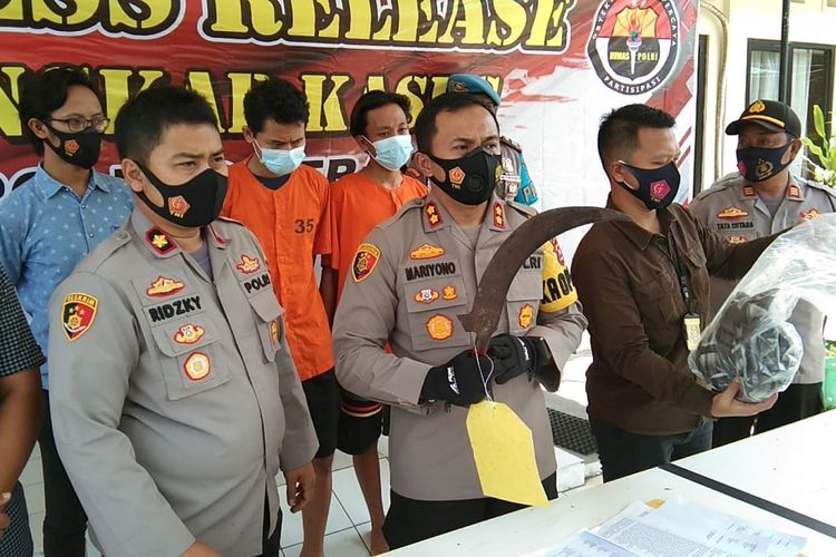 Kapolres Serang AKBP Mariyono saat menampilkan barang bukti dan tersangka