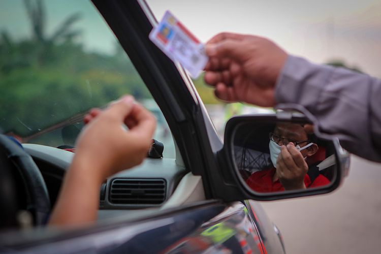 Petugas memeriksa kendaraan di gerbang tol Cikupa, Kabupaten Tangerang, Banten, Rabu (27/5/2020). Petugas memutarbalikkan kendaraan menuju Jakarta yang tidak dilengkapi surat izin keluar masuk (SIKM) Jakarta dalam upaya pencegahan penularan Covid-19 sesuai Pergub DKI Jakarta Nomor 47 Tahun 2020.