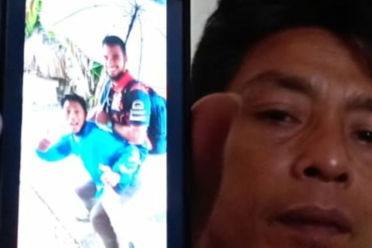Risman menunjukkan fotonya bersama Miguel Olivera, Senin (21/3/2022) yang berhasil ditemui di Desa Mambalan Lombok Barat.