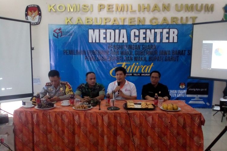 Ketua KPU Garut Hilwan Fanaqi (kaus putih) bersama Kapolres, Dandim, dan Panwaslu Garut menggelar jumpa pers terkait penyelenggaraan Pilkada Garut, Kamis (28/6/2018).