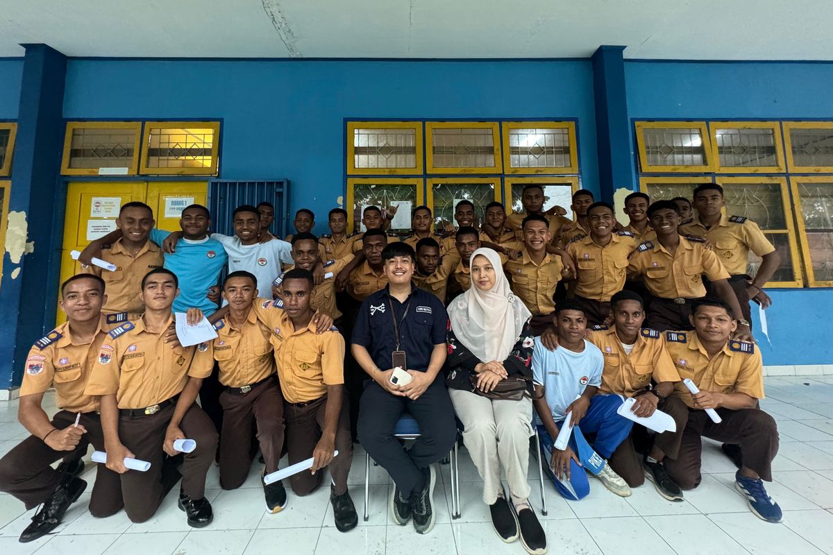 Junianto Sesa (tengah) bersama para peserta didik