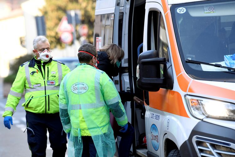 Seorang perempuan dibawa menuju ambulans di tengah virus corona yang menerpa kawasan Casalpusterlengo, Italia, pada 22 Februari 2020.