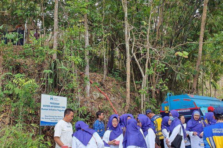 Penyaluran bantuan air bersih di Padukuhan Karang, Kalurahan Ngalang, Gedangsari, Gunungkidul. Jumat (10/11/2023)