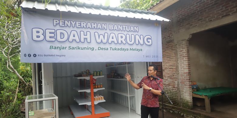 Bupati Jembrana I Made Kembang Hartawan saat menyerahkan bantuan program Bedah Warung dari Rumah Sakit (RS) dari BaliMed, di Sarikuning, Desa Tukadaya, Jembrana, Bali, Rabu (7/5/2025). 