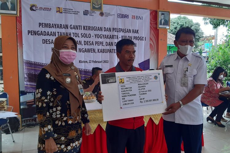 Tugiman, warga Manjungan, Klaten menerima pembayaran ganti kerugian dan pelepasan hak pengadaan tanah tol Solo-Yogyakarta di Kantor Kecamatan Ngawen, Klaten, Jawa Tengah, Selasa (22/2/2022).