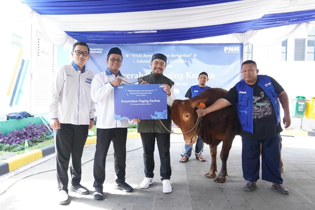PNM membagikan bantuan sapi kurban untuk masyarakat di sekitar layanan perusahaan sebagai bagian dari upaya memaknai Hari Raya Idul Adha. 