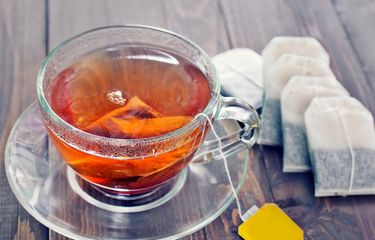 Ilustrasi menyeduh teh celup.