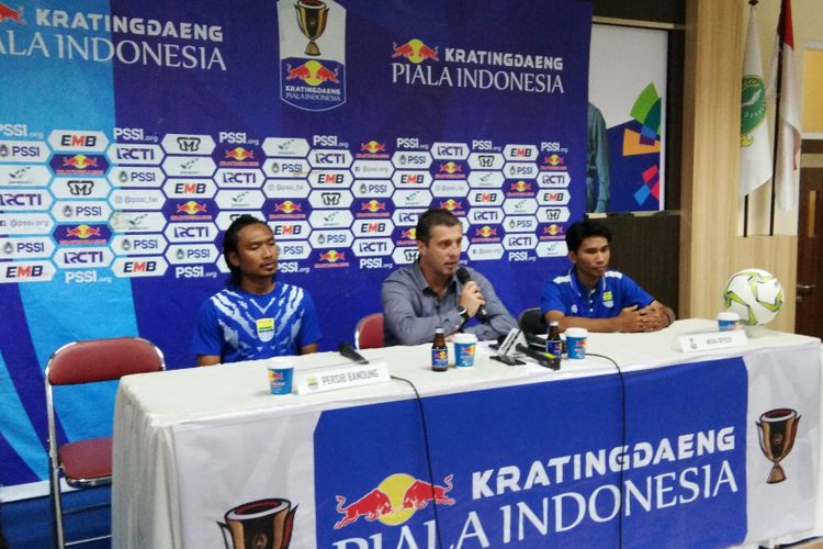 Pelatih Persib Bandung Miljan Radovic bersama gelandang Persib Hariono saat memberikan keterangan kepada awak media usai laga kontra Arema FC di Stadion Si Jalak Harupat, Kabupaten Bandung, Senin (18/2/2019). 