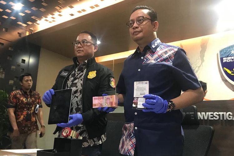 Kepala Bagian Penerangan Umum (Kabagpenum) Polri Kombes Pol Asep Adi Saputra saat konferensi pers di Gedung Bareskrim Mabes Polri, Jakarta Selatan, Jumat (12/4/2019).