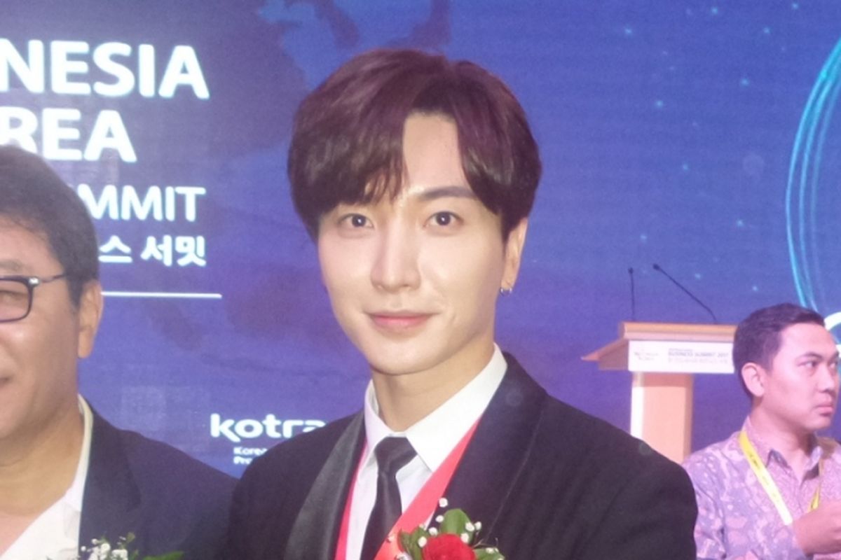 Leeteuk Super Junior diabadikan usai menghadiri Indonesia-Korea Business Summit di Hotel Shangri-La, Jakarta Selatan, Selasa (14/3/2017).