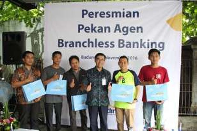 Regional CEO Mandiri Bali Nusa Tenggara Maswar Purnama (kedua dari kanan) berfoto bersama agen branchless banking Mandiri, Rabu (30/11/2016).