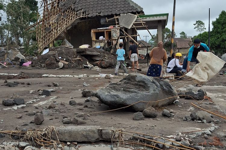 Dampak erupsi Gunung Semeru menyebabkan permukiman warga hancur