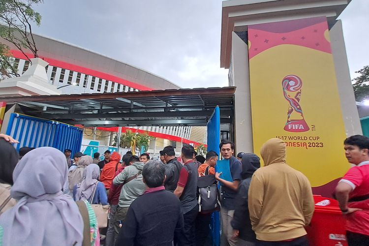 Penonton final Piala Dunia U17 berbondong-bondong mendatangi Stadion Manahan Kota Solo, Jawa Tengah (Jateng), Sabtu (2/12/2023).