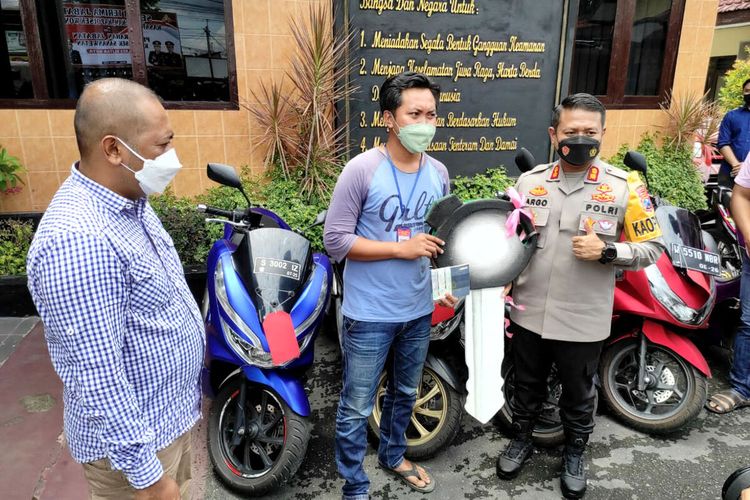 Salah satu warga korban penipuan dan penggelapan dengan modus COD menerima secara simbolik penyerahan sepeda motor miliknya yang berhasil ditemukan Satreskrim Polres Blitar Kota, Rabu (9/3/2022)