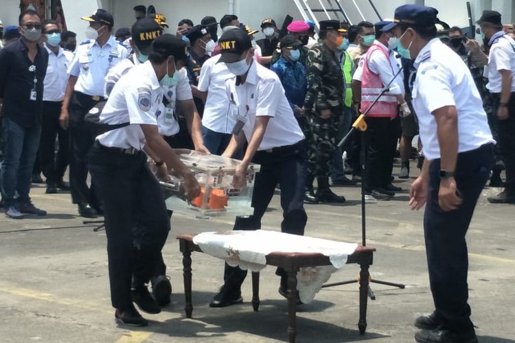 Cockpit voice recorder (CVR) Sriwijaya Air SJY 182 yang mengalami kecelakaan di Kepulauan Seribu pada Sabtu (9/1/2021) ditemukan pada Selasa (30/3/2021). Petugas KNKT tampak mengangkat alat tersebut pada Rabu (31/3/2021).