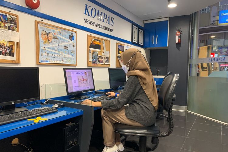 Remaja yang mencoba profesi wartawan di Establishment Harian Kompas, KidZania Jakarta