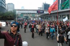 Konvoi Buruh Jadi Tontonan Warga di Sepanjang Jalan Sudirman