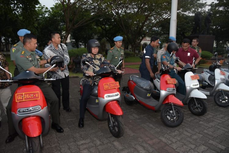 Pada saat penyerahan Viar Q1 kepada pihak Paspampres.