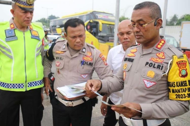 Dirlantas Polda Metro Jaya Kombes Pol Latif Usman melakukan olah TKP kecelakaan truk di GT Halim Utama