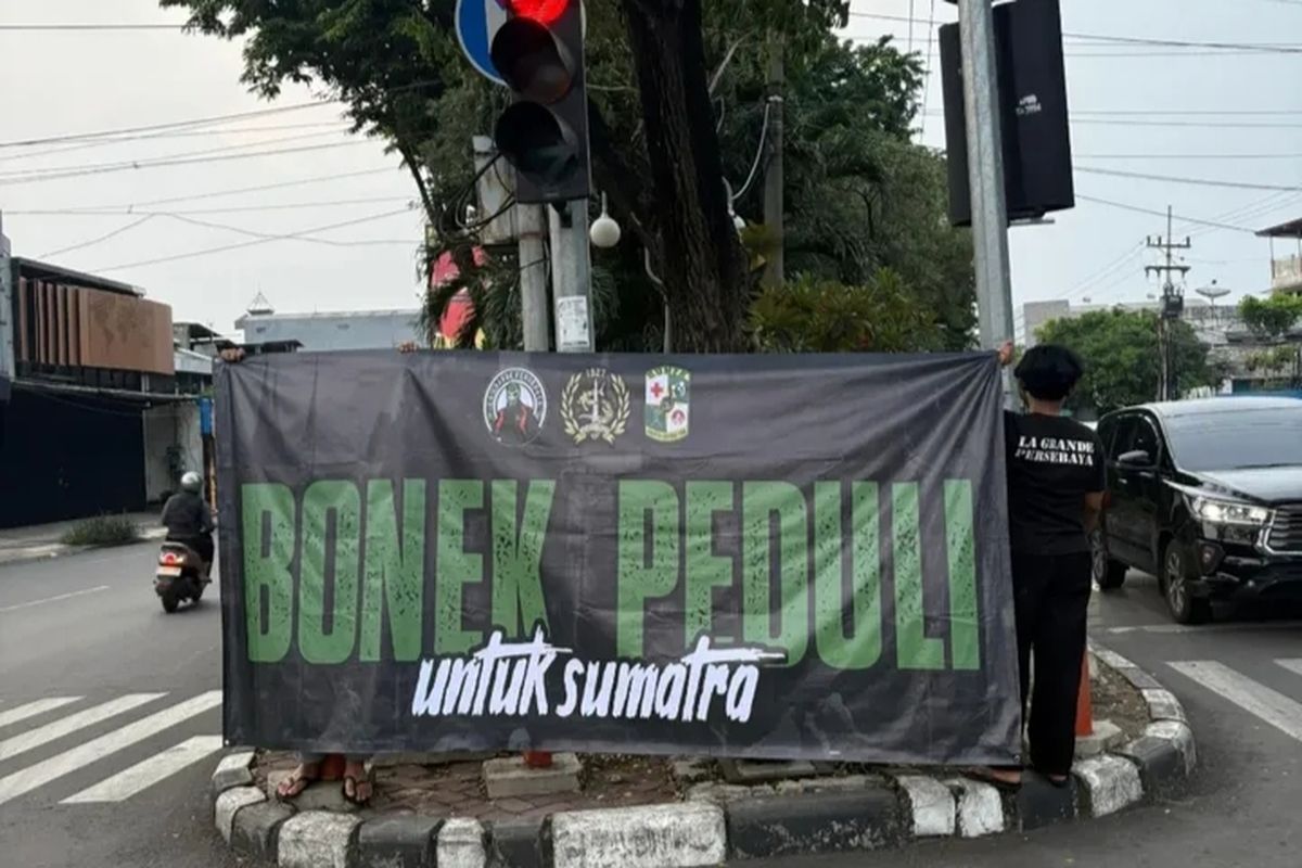 Bonek Disaster Response Team (BDRT.27) menggalang dana untuk membantu korban banjir dan tanah longsor di Pulau Sumatera. Mereka lakukan penggalangan dana di sejumlah titik lampu merah Surabaya.