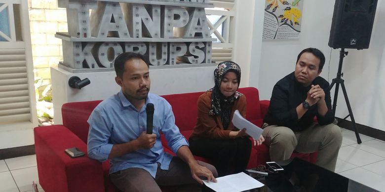 Koordinator ICW Donal Fariz, peneliti Divisi Korupsi Politik ICW, Almas Sjafrina, dan peneliti Perludem Fadli Ramadhani di Kantor ICW, Jakarta, Selasa (16/1/2018).