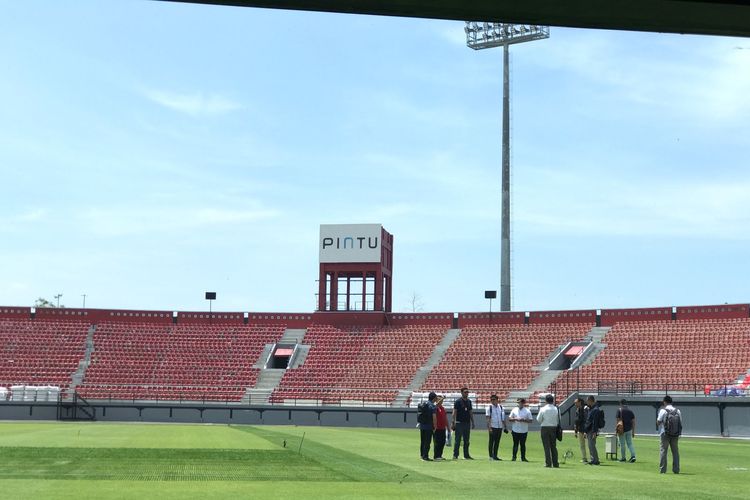 Rombongan FIFA saat melakukan inspeksi terakhir Stadion Kapten I Wayan Dipta di Gianyar, Bali, sebagai salah satu venue pertandingan Piala Dunia U20  yang akan dihelat pada 20 Mei sampai 11 Juni 2023, pada Senin (27/3/2023). Kini, FIFA telah membatalkan Indonesia menjadi tuan rumah Piala Dunia U20 2023./Dok. Istimewa